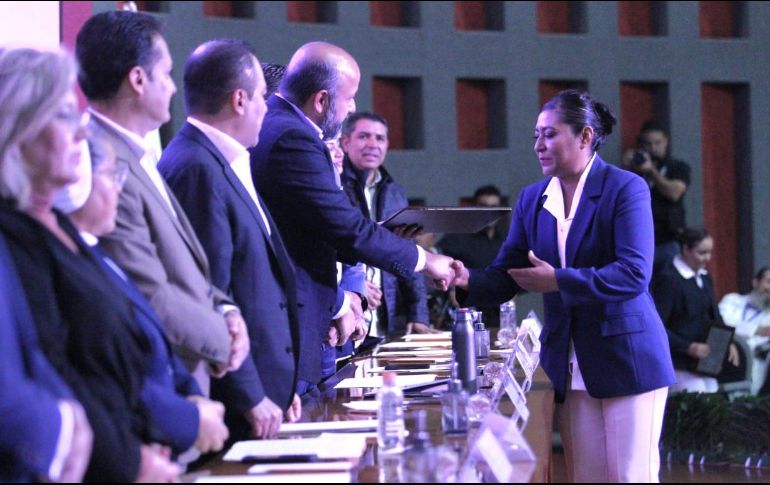 El rector general de la Universidad de Guadalajara, Ricardo Villanueva Lomelí, felicita a los y las enfermeras por su gran desempeño durante la pandemia de COVID-19. EL INFORMADOR / A. Camacho