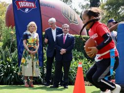 La Primera Dama de Estados Unidos se dijo aficionada del futbol americano. Twitter/@USAmbMex