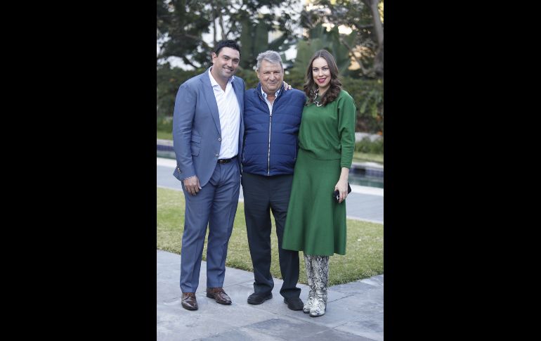 Juan Carlos y Carlos Álvarez del Castillo con Gabriela Moreno. GENTE BIEN JALISCO/Claudio Jimeno