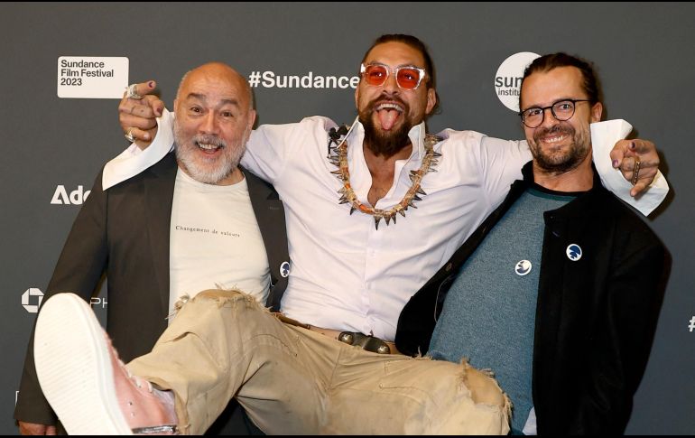Jason Momoa (al centro) se pronuncia en contra de la contaminación de los océanos, en el documental “Deep Rising”. AFP/F. Harrison