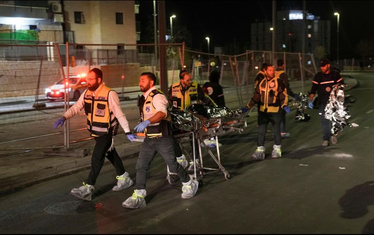 Un amplio dispositivo policial se desplegó en la escena del atentado. AP/M. Illean