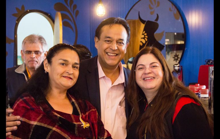 Chava Cosío con amigos. CORTESÍA