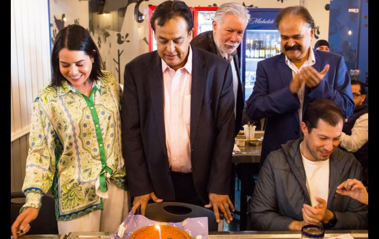 Salvador Cosío con su esposa Paulina Corella y amigos. CORTESÍA