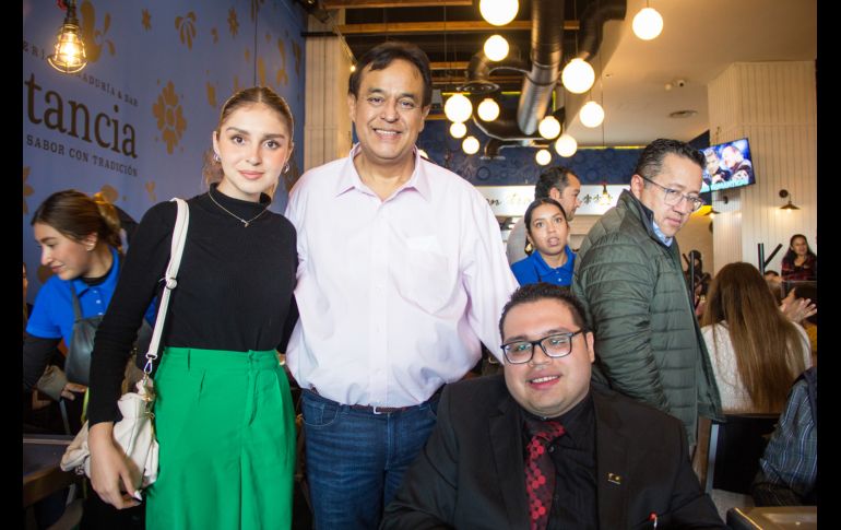 Chava Cosío con liderazgos jóvenes: Irina Segura y Erick Brandon Palacios y el académico Mario Ramos. CORTESÍA