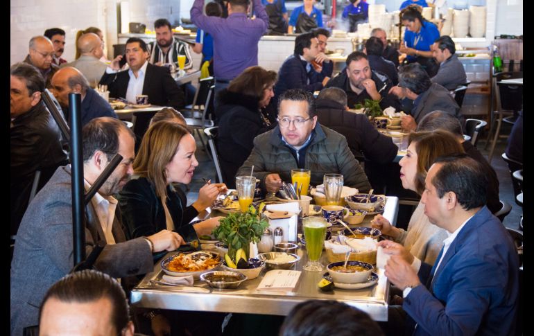 Disfrutando juntos de la comida. CORTESÍA