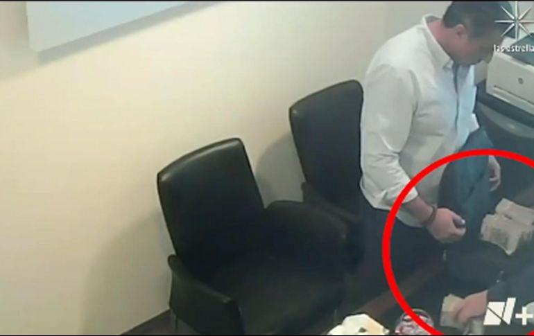 En los videos presentados en el noticiario En Punto, se observa a Raúl Pozos Lanz recibiendo en un maletín al menos cuatro fajos de billetes de 500 pesos en efectivo. ESPECIAL