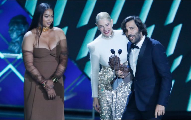 Enrique Costa recibió la estatuilla a Mejor Película Europea en nombre de los realizadores de la cinta “La peor persona del mundo”. EFE/J. Vidal