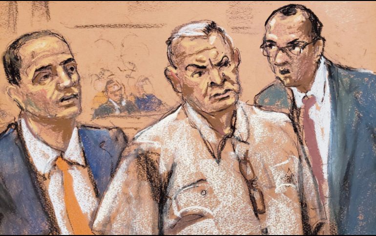 Genaro García Luna (centro), junto a su abogado César de Castro (izquierda) y su traductor (derecha), durante una audiencia en la Corte Federal de EU. EL INFORMADOR/ Archivo