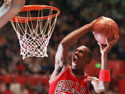 MICHAEL JORDAN. El legado que dejó como jugador impactó dentro y fuera de la duela, y a nivel mundial se reconoce su silueta volando con un balón en las manos. AP / ARCHIVO