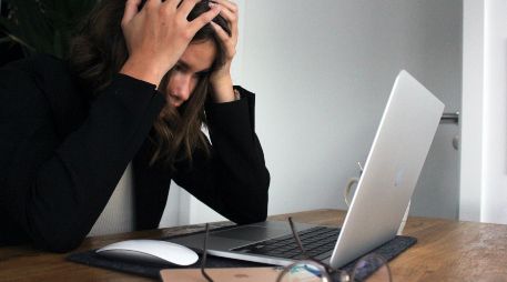 Si no sabes cómo secar tu laptop ante un derrame de agua, hazlo de una manera fácil paso a paso.