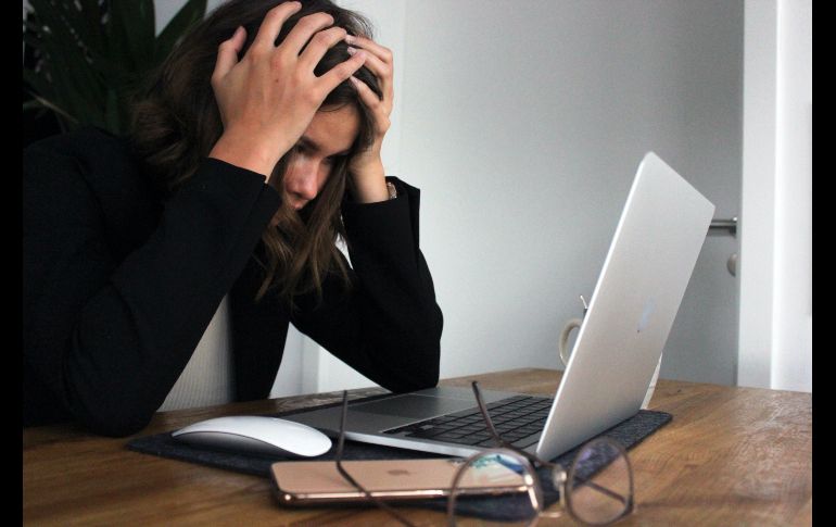 Si no sabes cómo secar tu laptop ante un derrame de agua, hazlo de una manera fácil paso a paso.