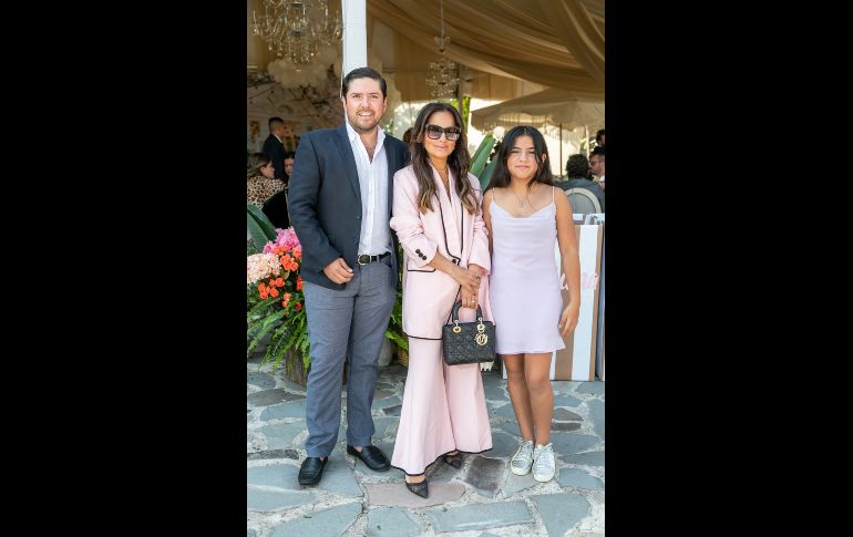 Fabricio Aceves, Mónica Ochoa y Renata Aceves. GENTE BIEN JALISCO/Jorge Soltero