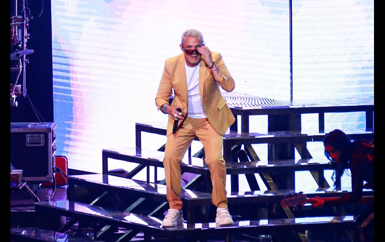 La velada comenzó en punto de las 21:16 horas, Sanz lucía radiante con el cabello platinado y un traje en tono mostaza, sin duda con el look se quitó varios años de encima.EL INFORMADOR / C. Zepeda