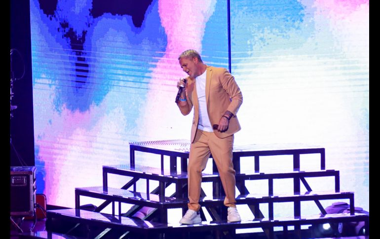 La velada comenzó en punto de las 21:16 horas, Sanz lucía radiante con el cabello platinado y un traje en tono mostaza, sin duda con el look se quitó varios años de encima.EL INFORMADOR / C. Zepeda