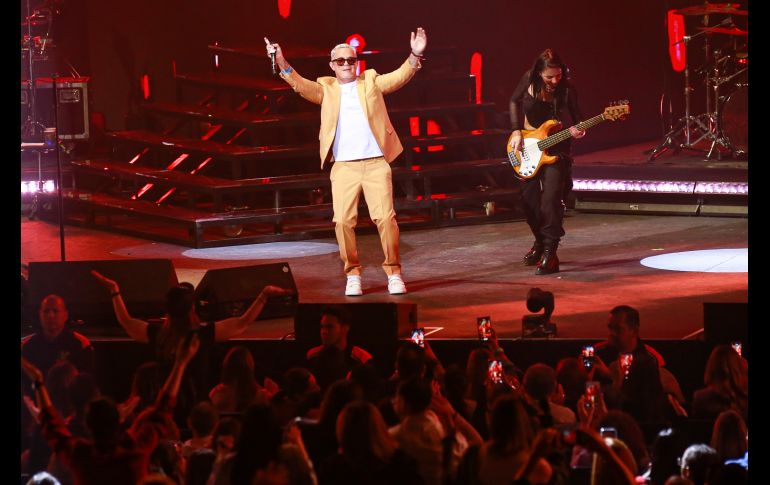 La velada comenzó en punto de las 21:16 horas, Sanz lucía radiante con el cabello platinado y un traje en tono mostaza, sin duda con el look se quitó varios años de encima.EL INFORMADOR / C. Zepeda