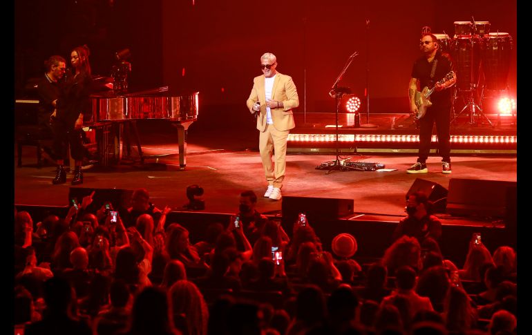 La velada comenzó en punto de las 21:16 horas, Sanz lucía radiante con el cabello platinado y un traje en tono mostaza, sin duda con el look se quitó varios años de encima.EL INFORMADOR / C. Zepeda