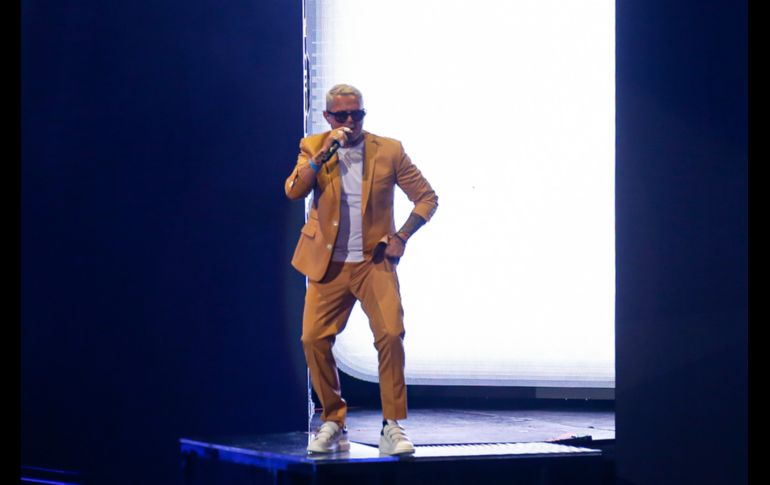 La velada comenzó en punto de las 21:16 horas, Sanz lucía radiante con el cabello platinado y un traje en tono mostaza, sin duda con el look se quitó varios años de encima.EL INFORMADOR / C. Zepeda