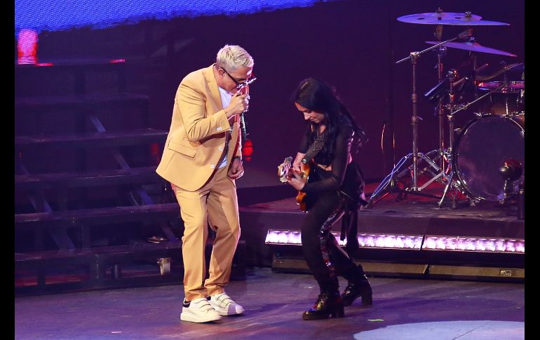 La velada comenzó en punto de las 21:16 horas, Sanz lucía radiante con el cabello platinado y un traje en tono mostaza, sin duda con el look se quitó varios años de encima.EL INFORMADOR / C. Zepeda