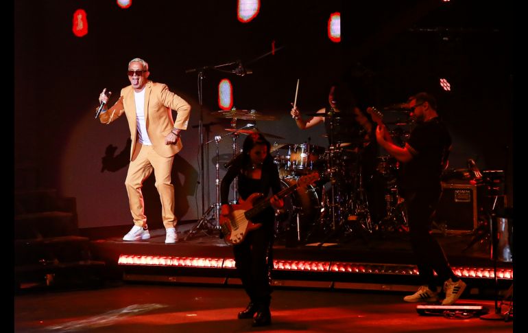 La velada comenzó en punto de las 21:16 horas, Sanz lucía radiante con el cabello platinado y un traje en tono mostaza, sin duda con el look se quitó varios años de encima.EL INFORMADOR / C. Zepeda