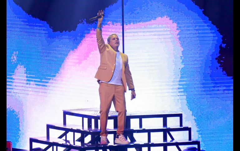 La velada comenzó en punto de las 21:16 horas, Sanz lucía radiante con el cabello platinado y un traje en tono mostaza, sin duda con el look se quitó varios años de encima.EL INFORMADOR / C. Zepeda