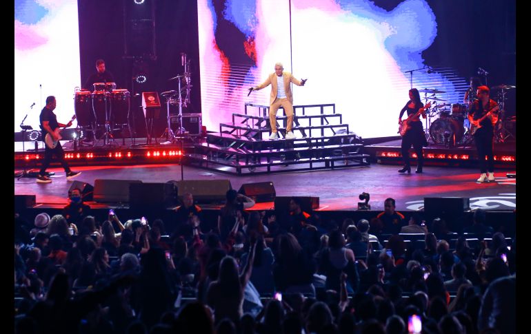 La velada comenzó en punto de las 21:16 horas, Sanz lucía radiante con el cabello platinado y un traje en tono mostaza, sin duda con el look se quitó varios años de encima.EL INFORMADOR / C. Zepeda