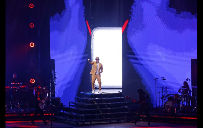 La velada comenzó en punto de las 21:16 horas, Sanz lucía radiante con el cabello platinado y un traje en tono mostaza, sin duda con el look se quitó varios años de encima.EL INFORMADOR / C. Zepeda