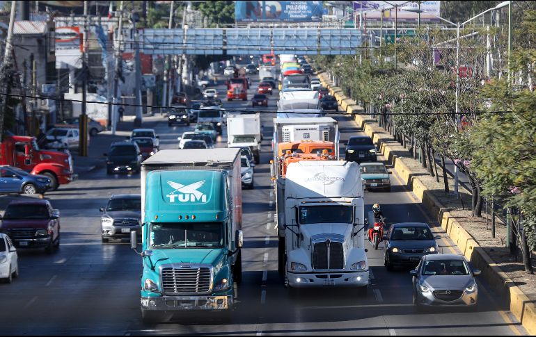 Miembros de la Conatram circularon ayer por diversos puntos de la ciudad para manifestarse de forma pacífica en contra de los cobros excesivos en las casetas y los abusos de las autoridades. EL INFORMADOR/C. Zepeda
