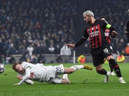 El cuadro rossonero hizo un impecable trabajo defensivo para eliminar al Tottenham. EFE/A. Rain