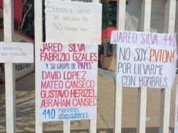 Alumnas pusieron carteles con los nombres de los acosadores. SUN