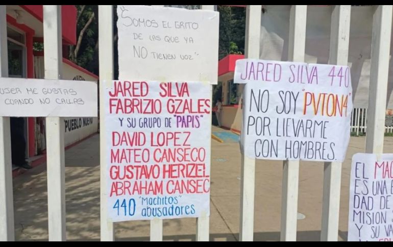 Alumnas pusieron carteles con los nombres de los acosadores. SUN