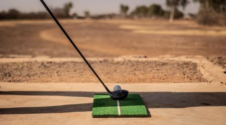 Su campo es de color marrón, con tierra y piedras, preparado con una mezcla de arena y aceite usado. AFP / O. De Maismont