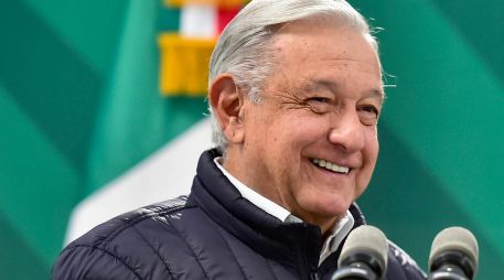 Previo al evento conmemorativo, López Obrador firmó libros y recibió peticiones de pobladores. EFE/ Presidencia De México