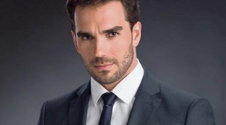 El actor le da vida a “Rogelio”, un hombre cuya vida cambia totalmente tras un enamoramiento fulgurante. CORTESÍA
