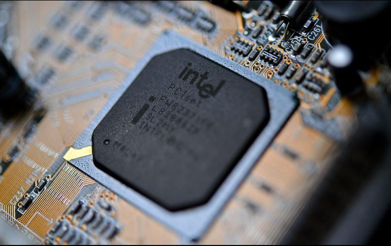 Los microchips se encuentran en múltiples dispositivos de uso cotidiano. EFE/ S. Steinbach