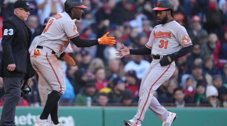  Adley Rutschman se convirtió en el primer catcher en la historia con cinco hits en el juego inaugural. AP/ Charles Krupa