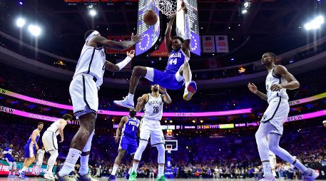 Paul Reed clava el balón en una jugada del partido. AP/D. Hamilton