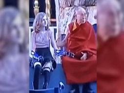 El Dalai Lama fue captado acariciando el brazo de una niña. ESPECIAL