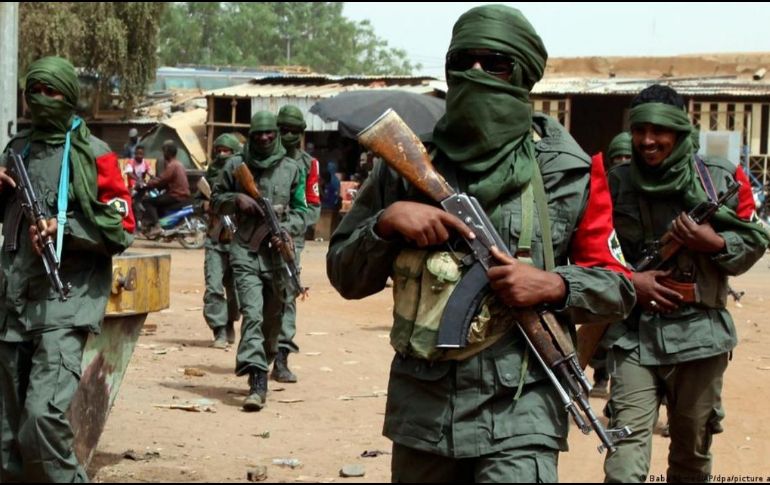 Presuntos yihadistas atacaron un aeropuerto y un campamento militar.