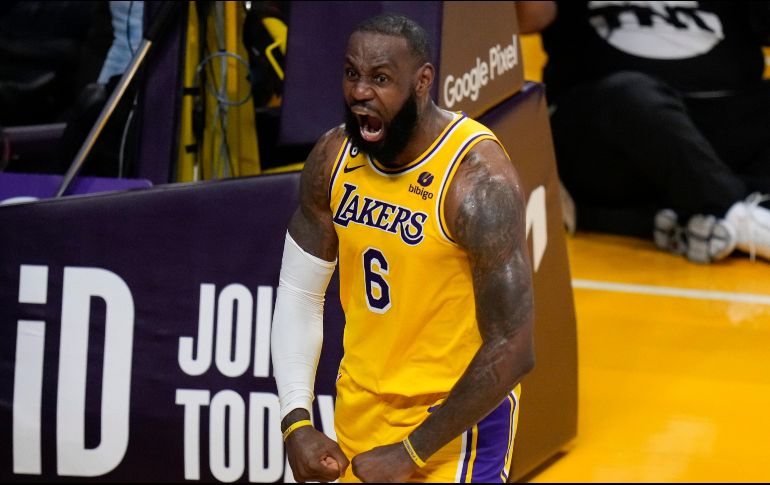 LeBron James tuvo un doble-doble de 20 puntos y 20 rebotes. AP/J. Hong