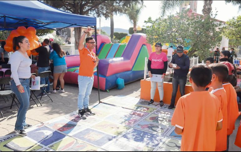 Hubo juegos de sillas, lotería, carrera de costales, boliche, memorama, globos, trompos, canicas, soga, serpientes y escaleras, brincolines, entre otros. CORTESÍA/ Gobierno de Tlajomulco