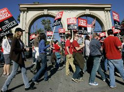 Los guionistas se encuentran en una posición de incertidumbre laboral debido a la llegada de las plataformas streaming. AP