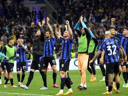 Tras el silbatazo final, los jugadores y el cuerpo técnico de Inter festejó con los aficionados. EFE/Mateo Bazzi