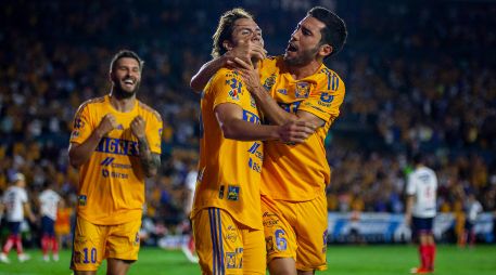 Juan Pablo Vigón corrió a toda velocidad para celebrar con su compañero en un abrazo, y para sorpresa de todos, le plantó un beso en la boca. IMAGO7