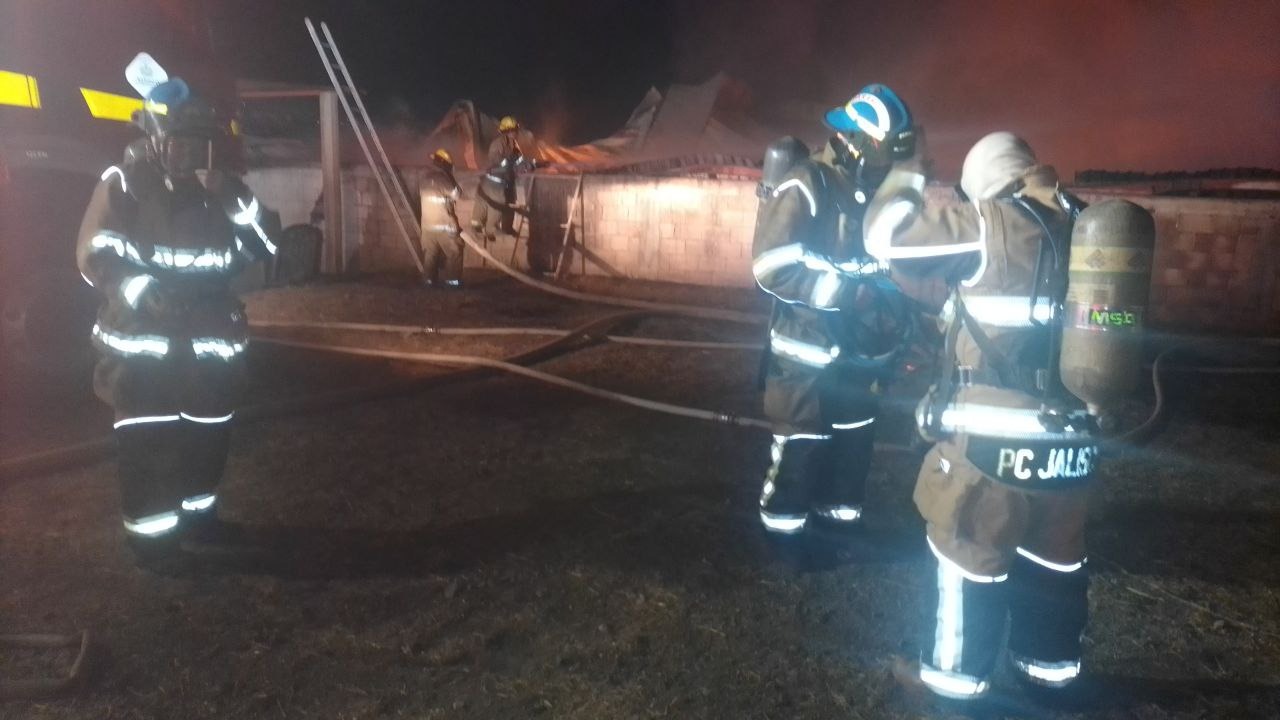 El fuego se propagó en una área de tres mil 600 m², afectando en su totalidad tres bodegas. ESPECIAL