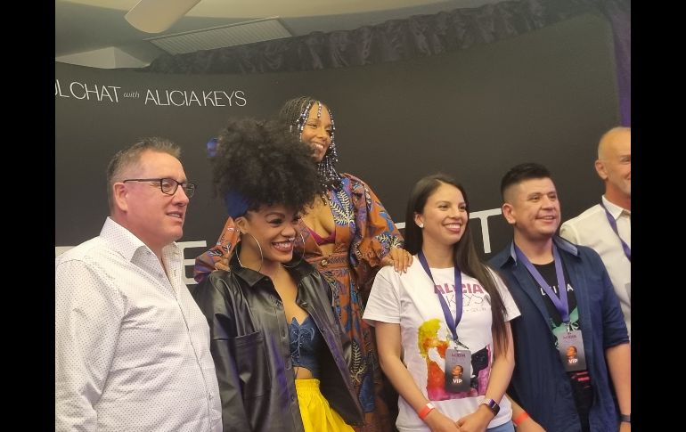 Previo al espectáculo de Alicia, EL INFORMADOR tuvo la oportunidad de estar presente en el meet and greet que tuvo con algunos fanáticos. EL INFORMADOR / K. Esparza