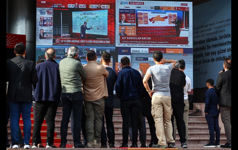 Varios turcos observan en pantallas el conteo de los votos en tiempo real de las elecciones. EFE/S. Suna