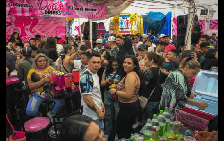 Estas famosas licuachelas ubicadas en Tepito, en la alcaldía Cuauhtémoc, cada fin de semana están a reventar por el gran ambiente que promocionan. TWITTER / @iandrew99