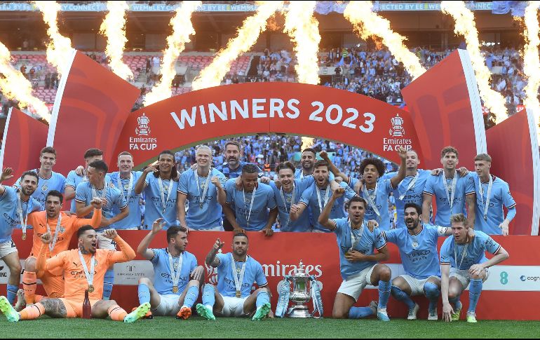 A falta de jugar la final de Champions ante el Inter de Milán el próximo sábado, el Manchester City se coronó ya campeón de la Premier y la FA Cup en Inglaterra. EFE/A. Rain
