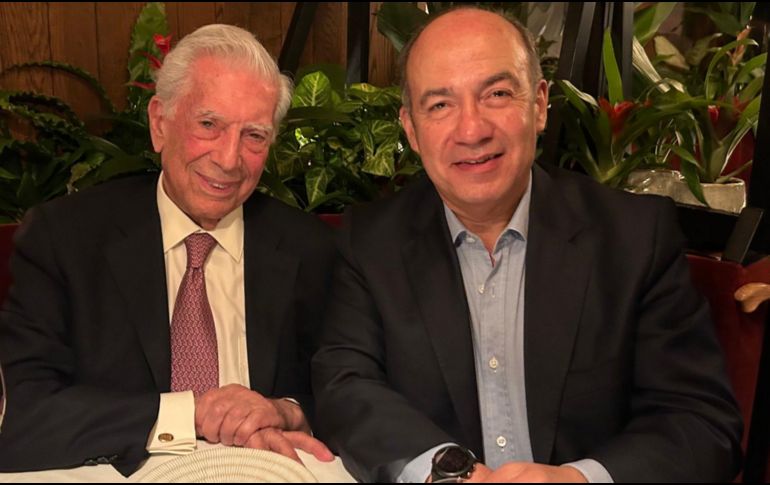 La fotografía de Felipe Calderón con Vargas Llosa generó toda clase de comentarios en redes. TWITTER/@FelipeCalderon
