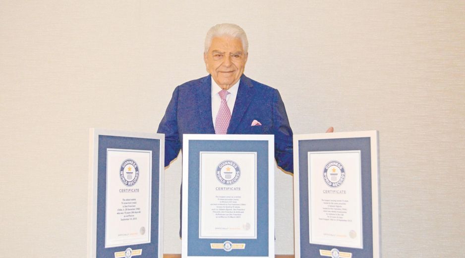 Don Francisco. El comunicador posa con sus reconocimientos; comparte que lanzó su podcast. ESPECIAL